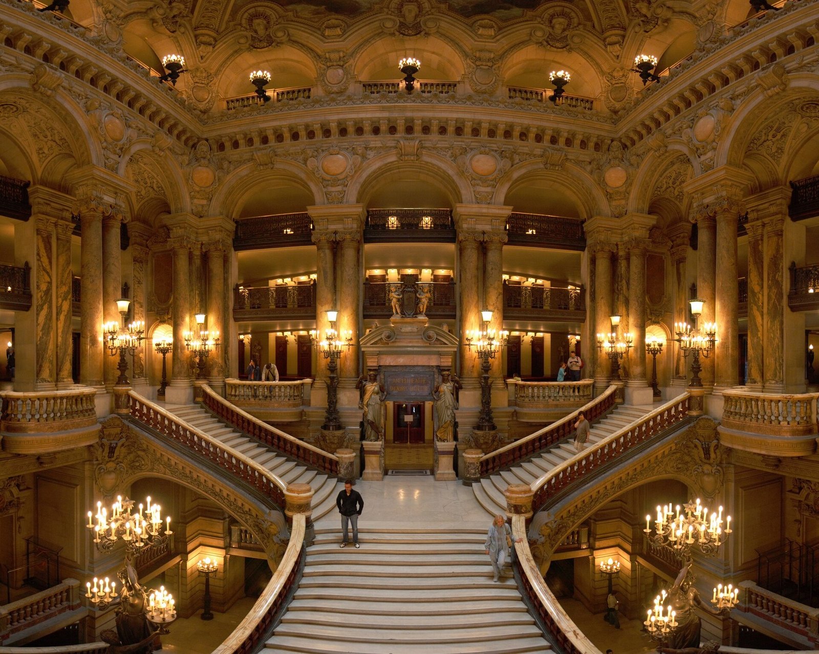 Die große Treppe des Palais Garnier, der Pariser Oper