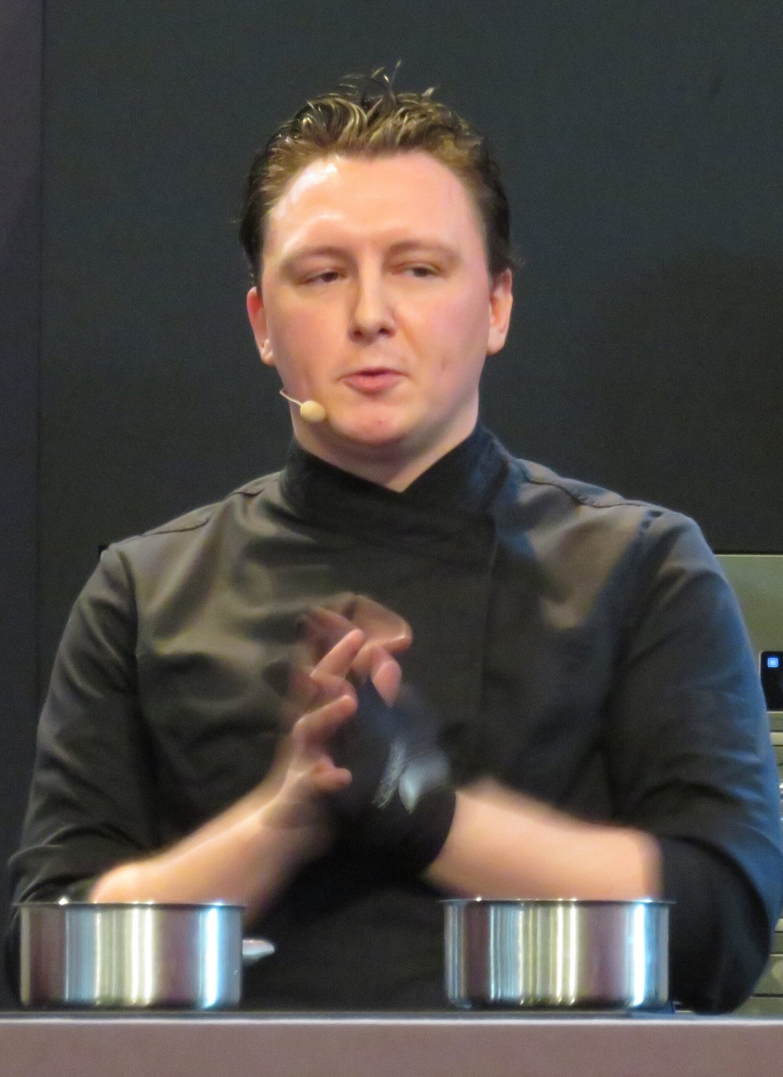 Il cioccolatiere Jean-Philippe Darcis durante una dimostrazione al Salon du Chocolat di Parigi, edizione 2017